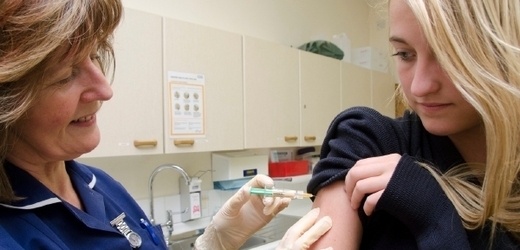 Rodiče nemají k HPV očkování stále důvěru. Lékaři se nyní snaží objevit důvod (ilustrační foto).