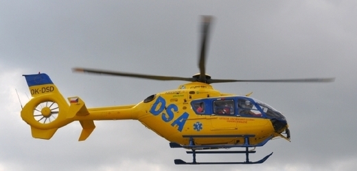 Zraněné dítě převezl vrtulník do hradecké nemocnice (ilustrační foto).