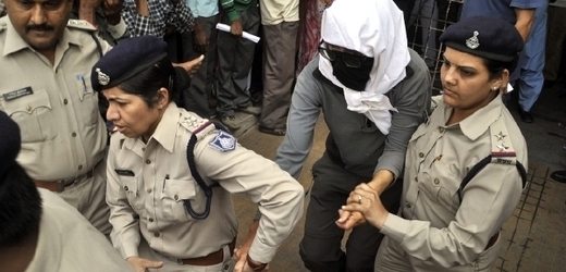 Indická policie přivádí podezřelé muže k soudu.