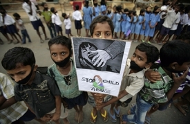 Indičtí školáci protestují proti zneužívání dětí. Násilí vůči ženám a dětem se nyní stalo v Indii jedním z nejdůležitějších témat.