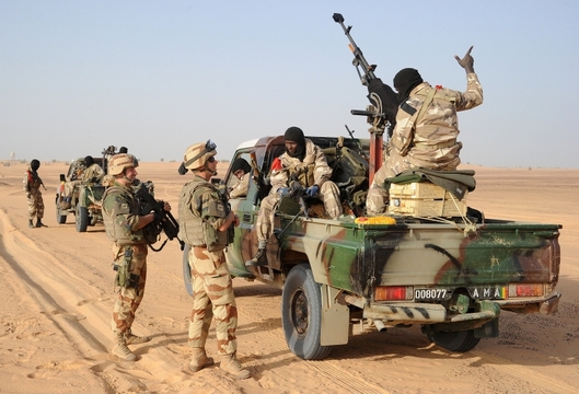 Francouzští a maliští vojáci během tažení proti islamistům.