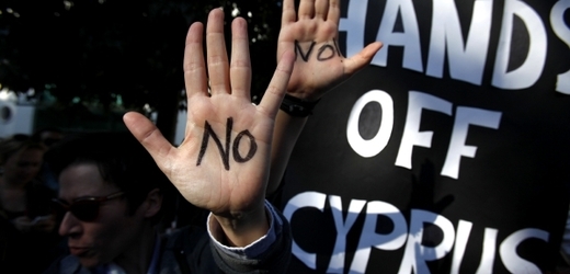 Proti zdanění vkladů Kypřané demonstrovali.