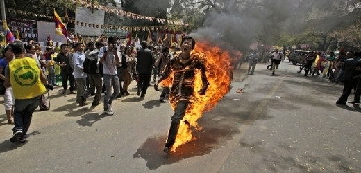 Jedna z už dlouhé řady hořících pochodní v Tibetu.