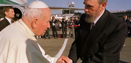 Castro senior vítá roku 1998 v Havaně papeže Jana Pavla II..