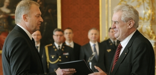 Prezident Zeman (vpravo) jmenoval Vlastimila Picka novým ministrem obrany a vyjádřil svou spokojenost s touto volbou.