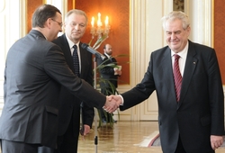 Miloš Zeman (vpravo) si potřásl rukou s premiérem Petrem Nečasem (vlevo).