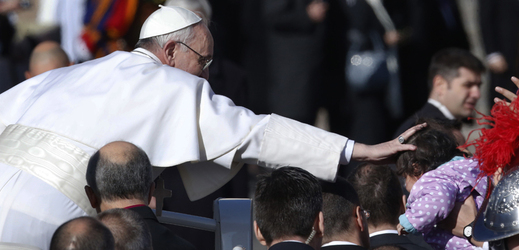 Papež požehnal během své cesty přes svatopetrské náměstí nejednomu dítěti.