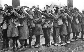 Britští vojáci, kterým v první světové válce poškodil jedovatý plyn oči, čekají na ošetření.