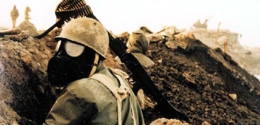 Íránský voják s plynovou válkou ve válce s Irákem.