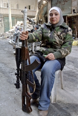 Odstřelovačka z řad Syrské svobodné armády.