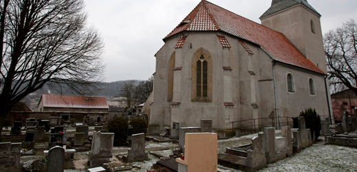 V Roudkách je na prodej kostel a hřbitov i s nebožtíky (na snímku).
