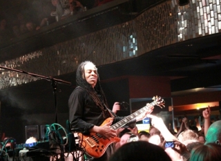 Baskytarista Doug Wimbish se ke stálé sestavě přidal až později.