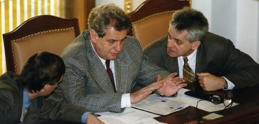 Miloš Zeman (uprostřed) v parlamentu v roce 1997.