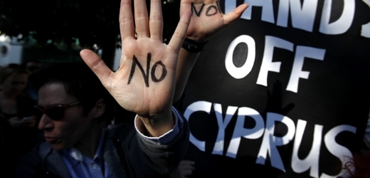 Návrh na zdanění vkladů vyvolal na Kypru silné pobouření.