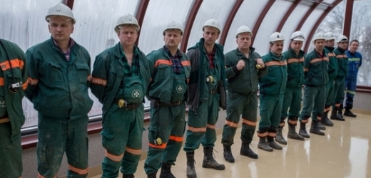 Záchranný tým, kterému se podařilo vyprostit 19 horníků z hloubky asi 600 metrů.