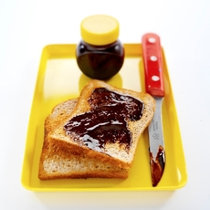Pomazánka se většinou maže k snídani na toasty.