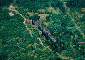 Letecký pohled na přírodní památku Vlčí jámy poblíž Horní Blatné v Krušných horách na Karlovarsku.