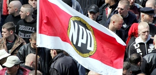 Německá vláda nepodá návrh na zákaz krajně pravicové Národnědemokratické strany Německa (NPD).