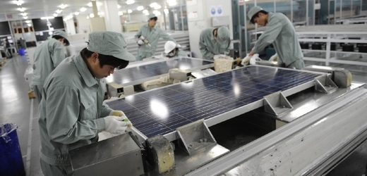 Suntech ztratil miliardu dolarů kvůli přebytku solárních panelů a propadu jejich cen.
