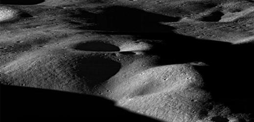 Měsíční kráter pokrytý prachem, jak ho vyfotografovala sonda Lunar Reconnaissance Orbiter.