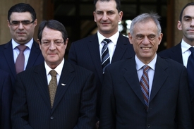 Kyperský prezident Nikos Anastasiadis (vlevo) a ministr financí Michalis Sarris.