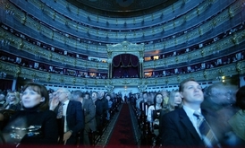 Diváci ve Velkém divadle v Moskvě.