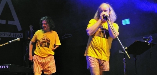 30 let od vydání článku Nová vlna se starým obsahem si připomene také kapela Už jsme doma (vpravo zpěvák Michal Wanek).