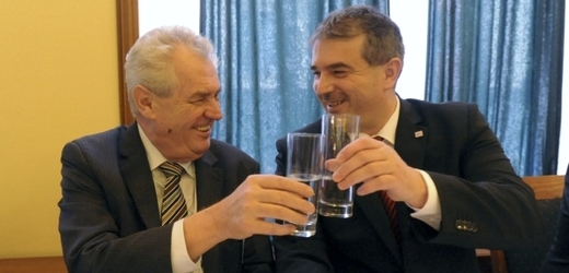 Prezident Miloš Zeman (vlevo) a první místopředseda SPOZ Zdeněk Štengl.