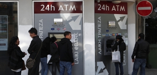 Kypřané obléhají bankomaty.