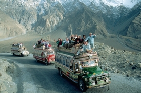Vzhůru do Pákistánu, tedy jen ti statečnější. Na snímku turisté na střechách autobusů na Karakoramské dálnici.