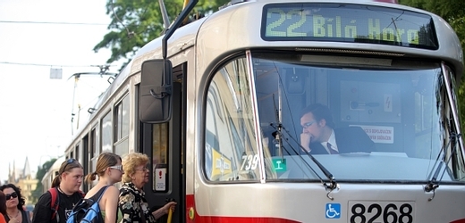 Tramvaj v úseku obora Hvězda - Bílá hora dočasně nahradily autobusy (ilustrační foto).
