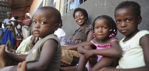 Katarina bydlí se svými dětmi ve škole na předměstí Maputa.