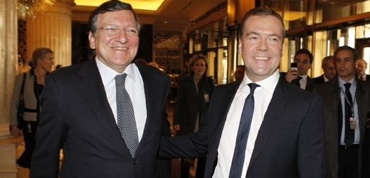 Barroso (vlevo) a Medveděv. Za úsměvy pro kamery to ve vztazích EU-Rusko ještě honě drhne.