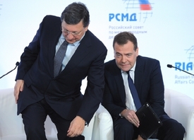Barroso (vlevo) a Medveděv na tiskové konferenci.