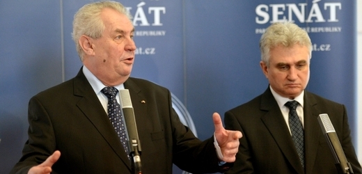 Prezident Miloš Zeman (vpravo) a šéf Senátu Milan Štěch (ČSSD).