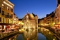Kanály ve francouzském Annecy jsou obklopeny zahrádkami restaurací. (Foto: profimedia.cz)