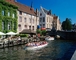 Kanály v Brugách jsou tvořeny řekou Reie a obtékají historické gotické budovy. (Foto: profimedia.cz)