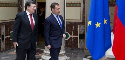 Barroso s Medveděvem v Moskvě. Za úsměvy chlad.