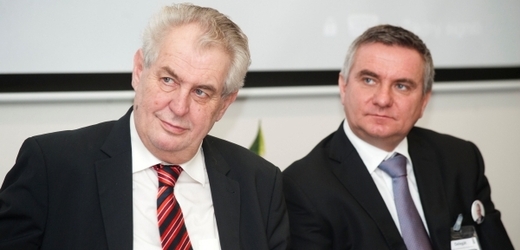 Vratislav Mynář je už dva týdny kancléřem prezidenta Miloše Zemana (vlevo).