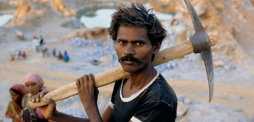 Mnoho Indů vidí v otrocké práci jediný způsob, jak si vydělat.
