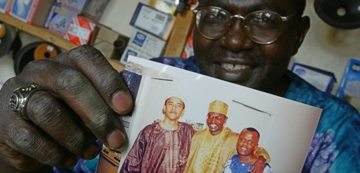 Malik Obama (na fotografii uprostřed) se svým mladším bratrem Barackem. .
