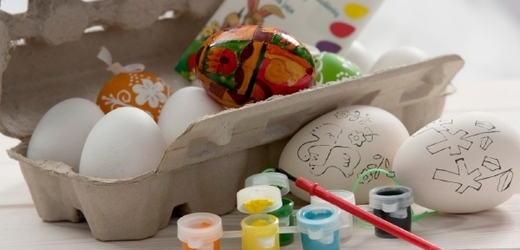 Na Velikonoce supermarkety nabídnou i bílá vejce (ilustrační foto).
