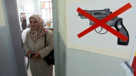 Se zbraní vstup do volební místnosti zakázán.