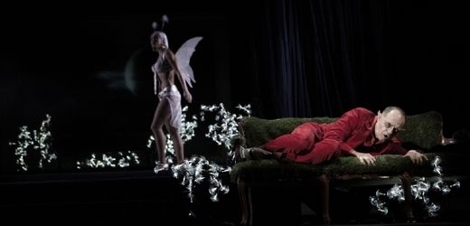 Fotografie z inscenace Sen čarovné noci v divadle ABC.