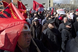 Protestující kosovští Albánci.