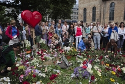 Veřejnost uctila památku desítek obětí Breivikova krvelačného řádění.