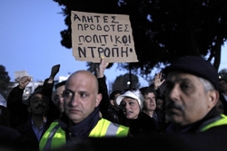 V zemi panuje silná nespokojenost se situací. Zaměstnanci kyperských bank protestovali před parlamentem.