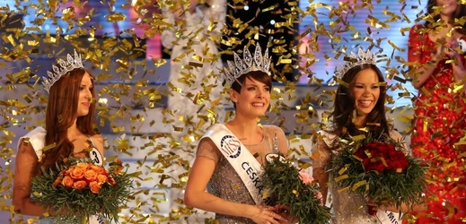 Česká Miss 2013 Gabriela Kratochvílová (uprostřed).