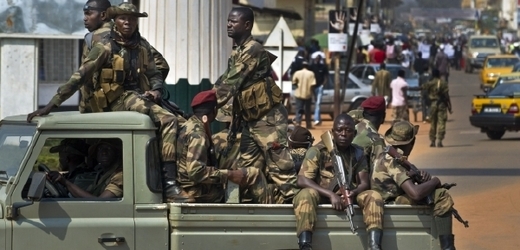 Vojáci dohlížející na klid ve městě Bangui. To však padlo do rukou povstalců.