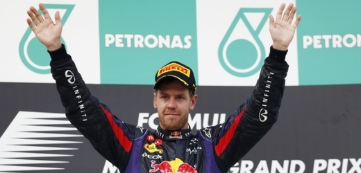 Sebastian Vettel se raduje z vítězství v Malajsii.